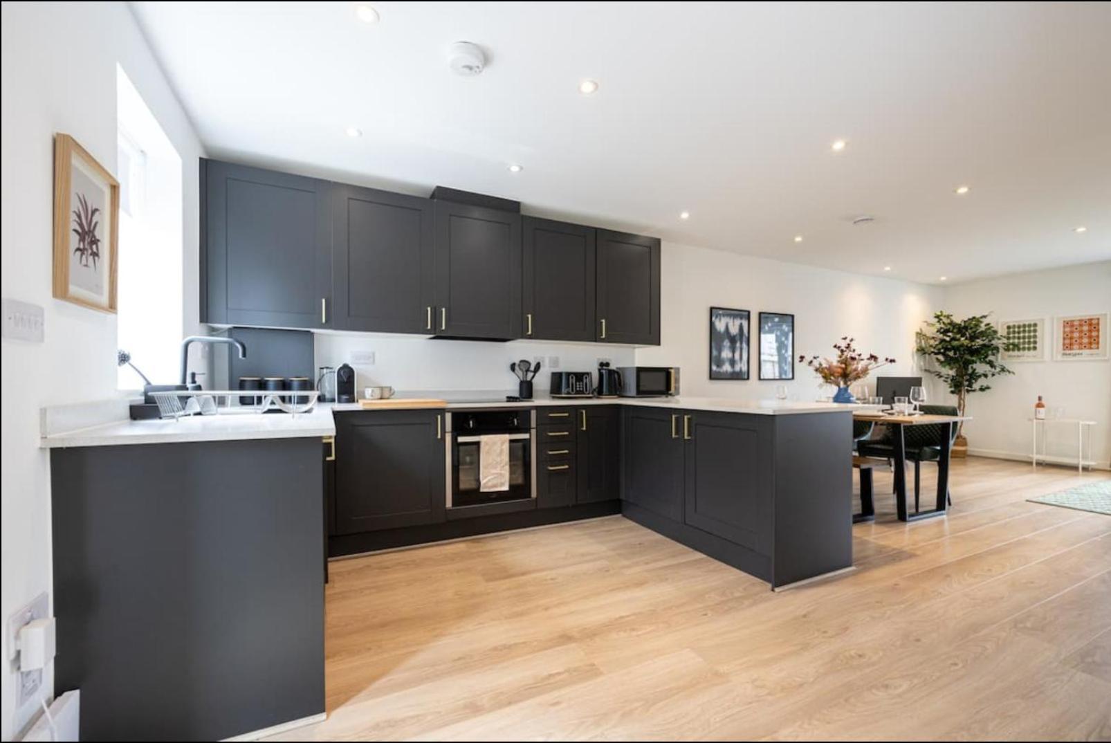 Elegance Retreat - 2 Bed Holiday Home With Parking Manchester Luaran gambar